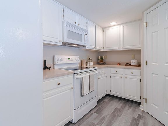 4th image of 617 W River Dr #17