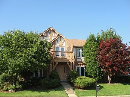 Beautiful front elevation w/sideentry garage