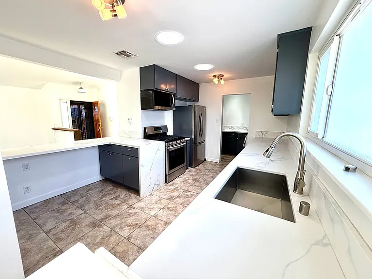 3112 S La Salle Ave — Photo 5
