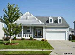 906 Mineral Dr, Papillion, NE 68046