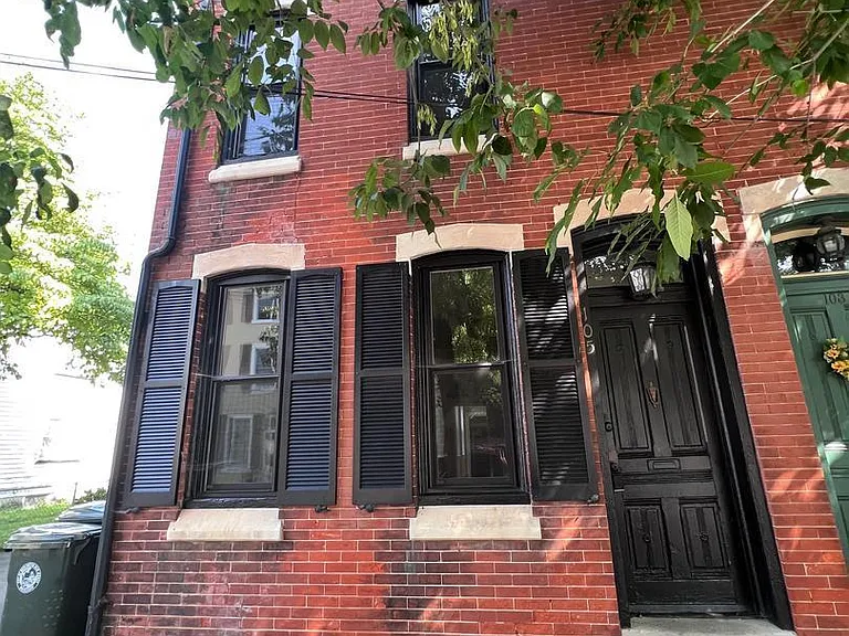 105 W Union St — Photo 1