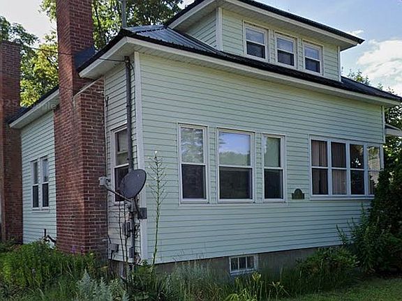 3rd image of 10 Pleasant St
