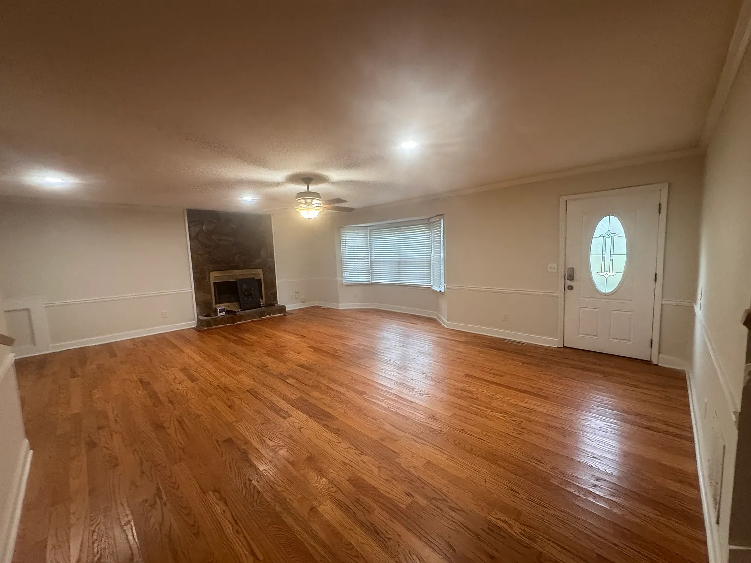 5 bed, 2082 sqft, $2,700 — Photo 2