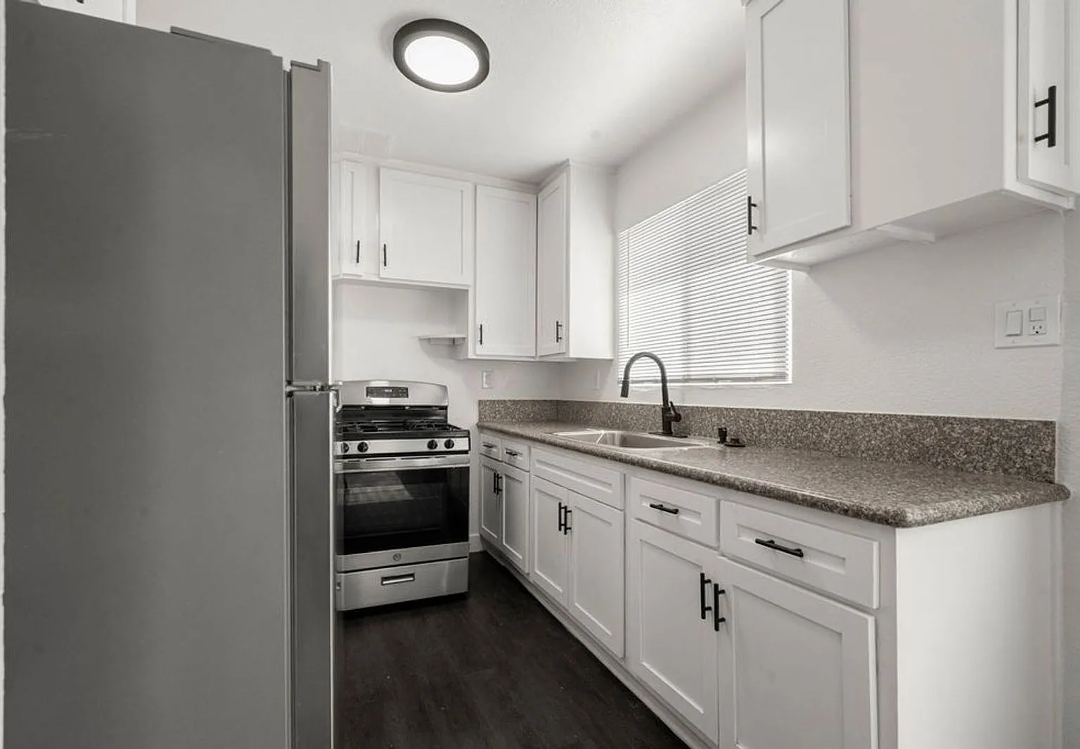 2 bed, 2.0 bath, 900 sqft, $2,026 — Photo 3