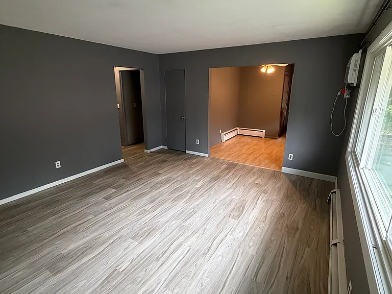 322 Dean Ave E — Photo 4