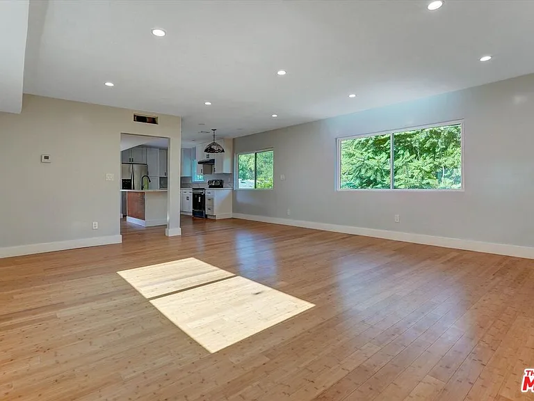 5726 Woodman Ave #2 — Photo 13