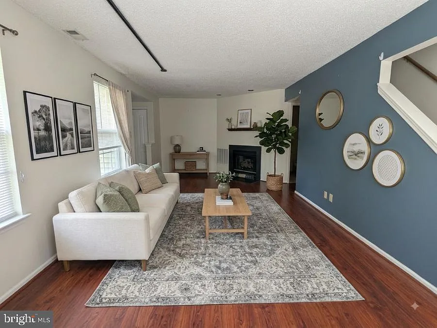 3 bed, 3.5 bath, 1631 sqft, $2,600 — Photo 3