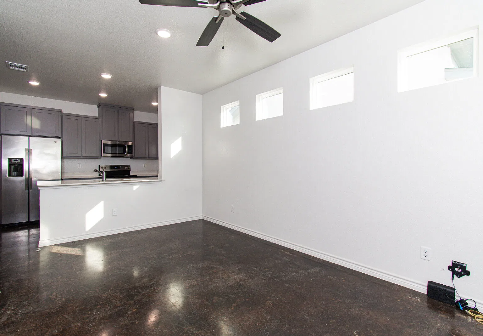 3 bed, 2.0 bath, 1300 sqft, $1,450 — Photo 3