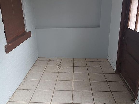 5th image of 811 E 6th St