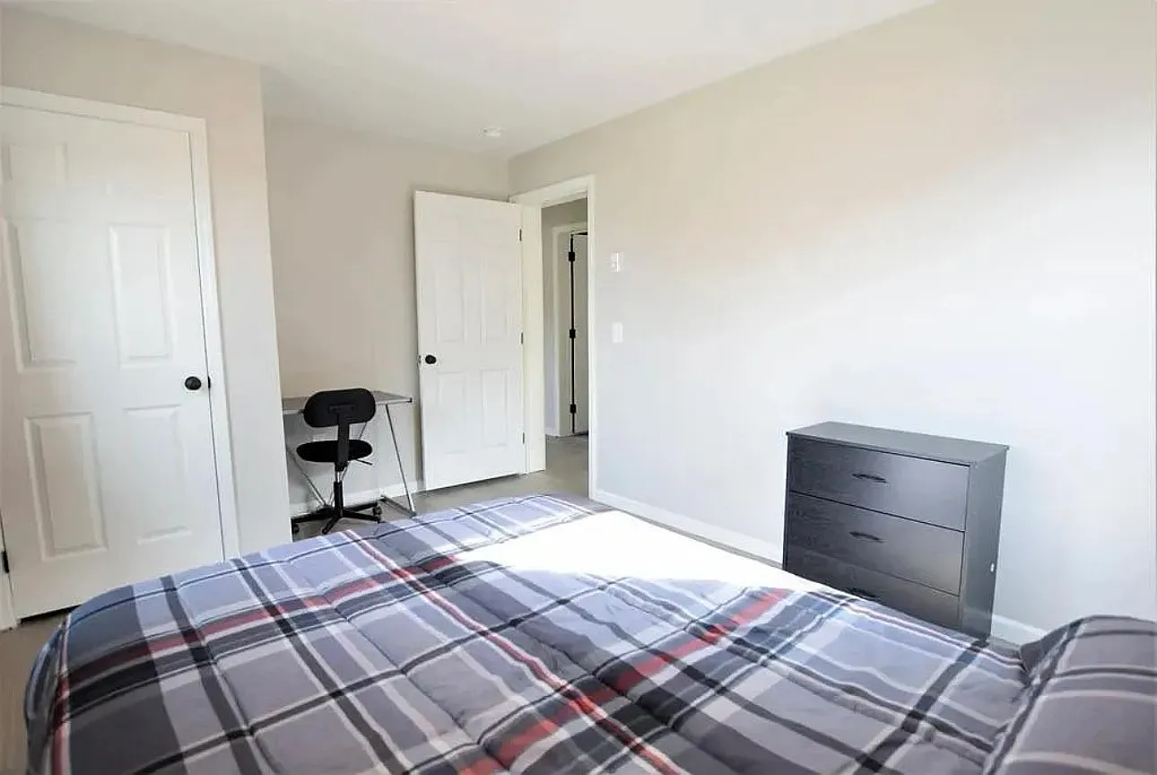 1 bed, 2304 sqft, $700 — Photo 4
