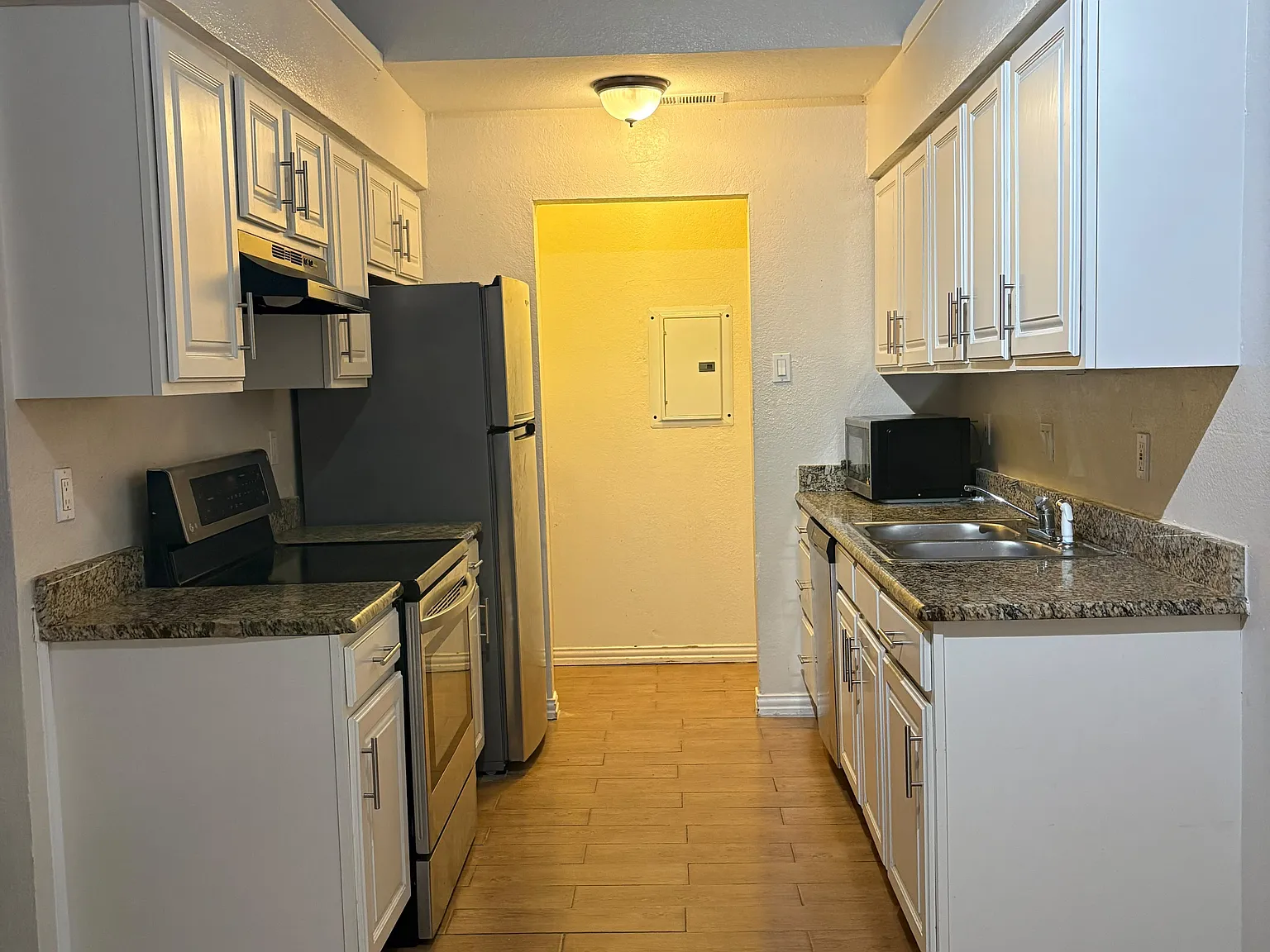 2 bed, 932 sqft, $1,895 — Photo 4