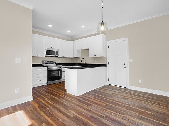 3rd image of 136 Macdonald Blvd