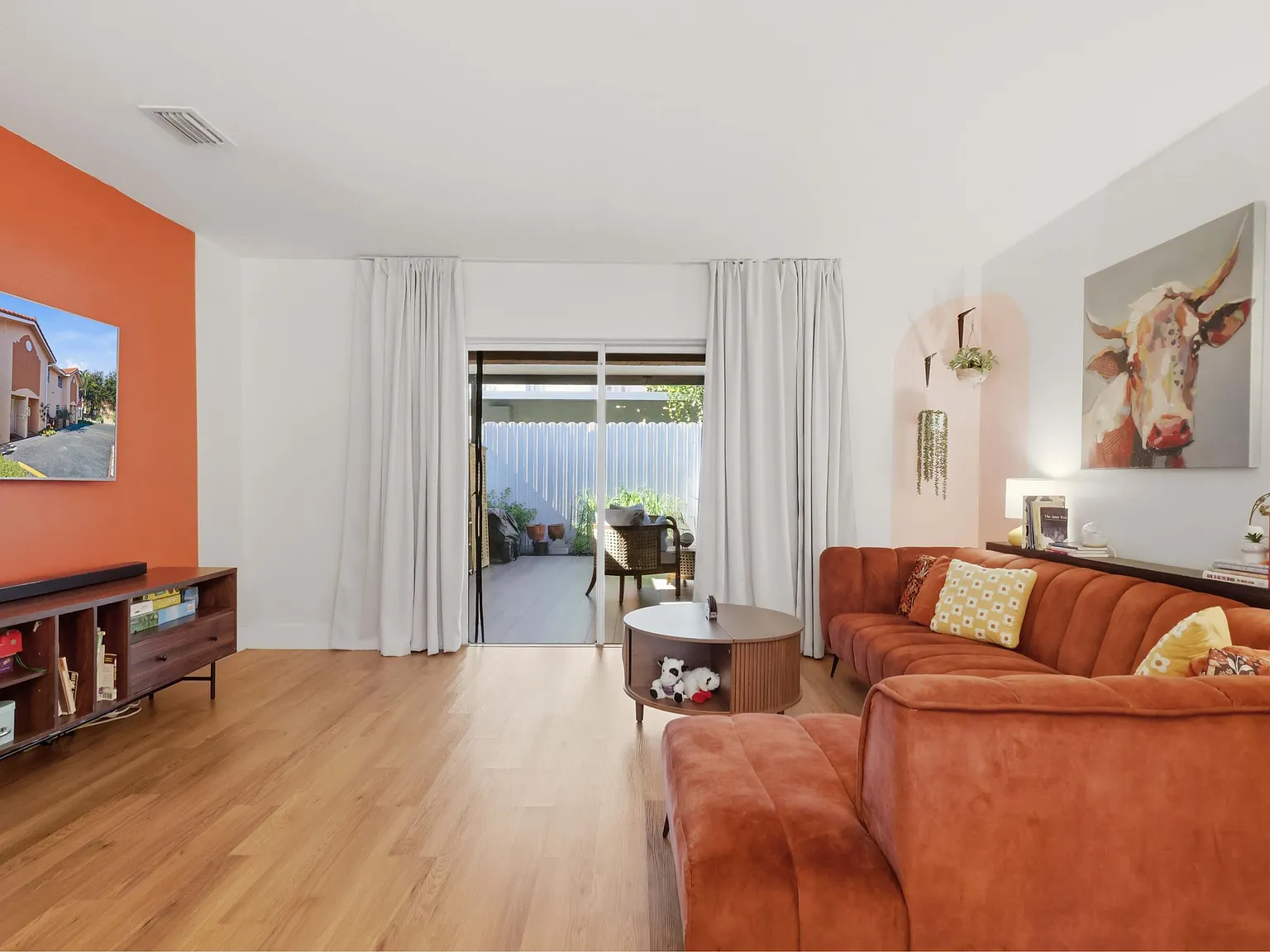 2 bed, 1.5 bath, 1090 sqft, $2,800 — Photo 2