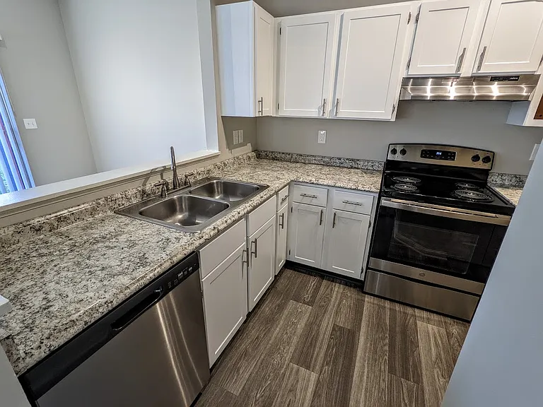 Spinnaker Cove Apartments — Photo 19