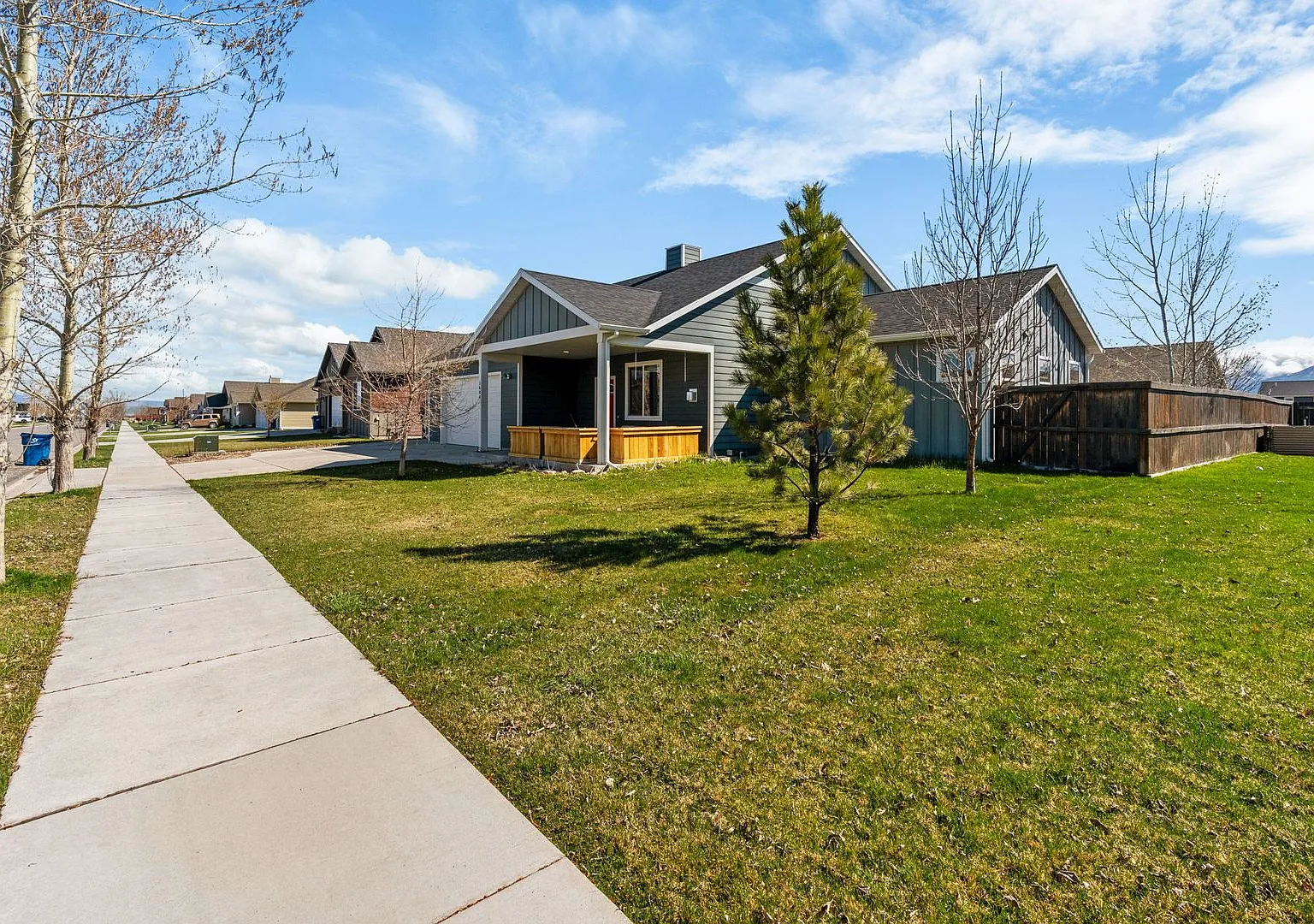 Gorgeous 4 Bedroom Home in Ryen Glenn — Photo 3