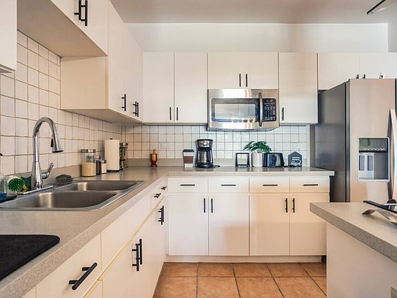 3rd image of 1719 W Roselawn Ave #1