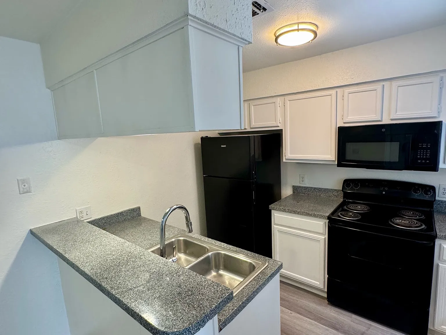 Evergreen Duplexes - 4001 - 4047 Evergreen Street - 4041 — Photo 3