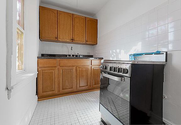 2nd image of 108 Sackett St