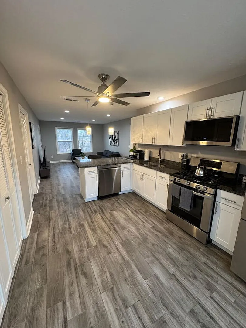Spacious 2BR Apt (Sleeps 6): 2 KING Beds & Balcony — Photo 4