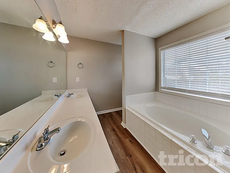 1239 Eagles Pass — Photo 8