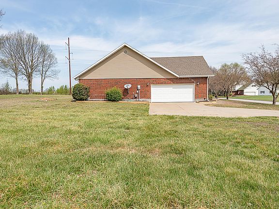 3rd image of 1505 N Granite Drive