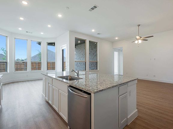 5th image of 334 Windsor St