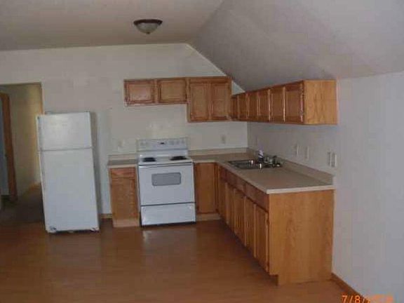 2nd image of 906 Fremont Ave #2