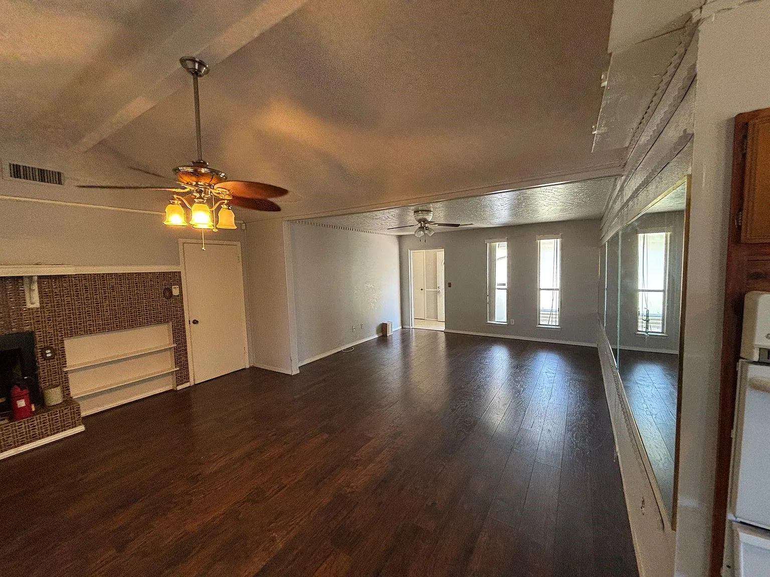 3 bed, 2.0 bath, 1916 sqft, $1,600 — Photo 3