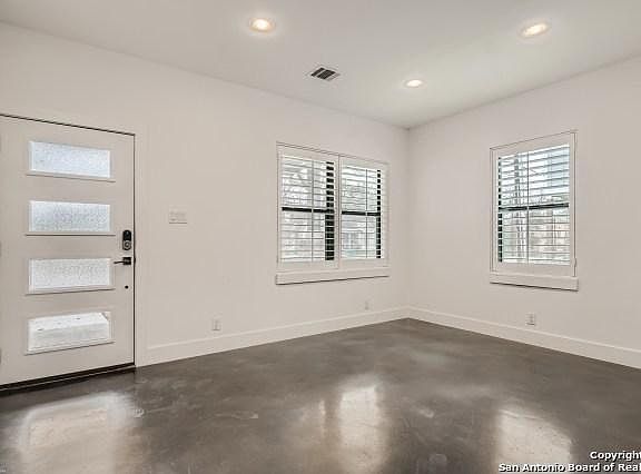 3rd image of 425 E Mistletoe Ave