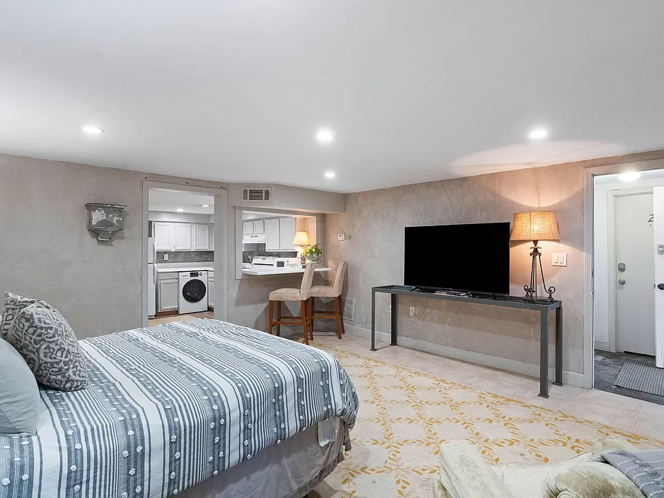 3-769 Penn Ave NE #3