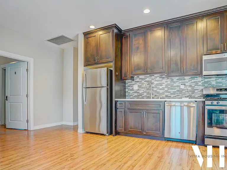 2352 S Portland St — Photo 2