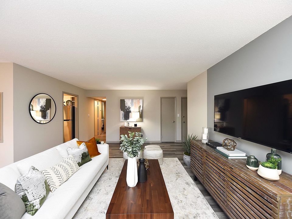 Experience the elegance of this modern living room, designed with style and comfort in mind.