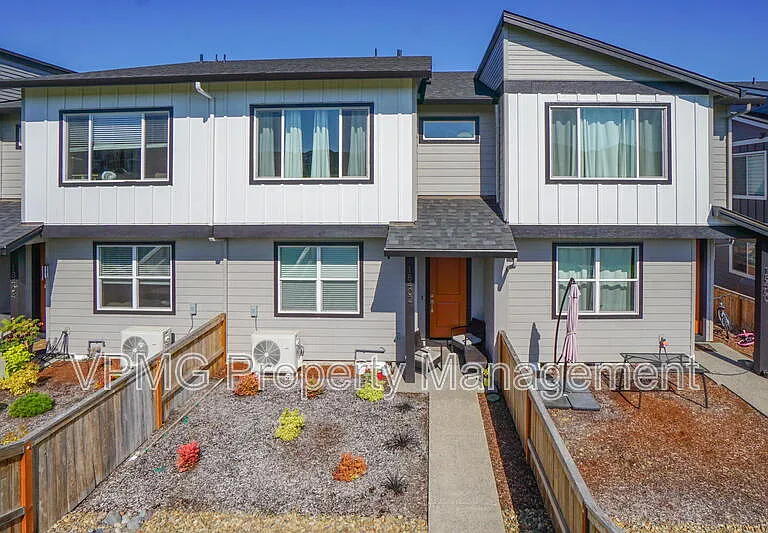 18402 NE 46th Pl — Photo 1
