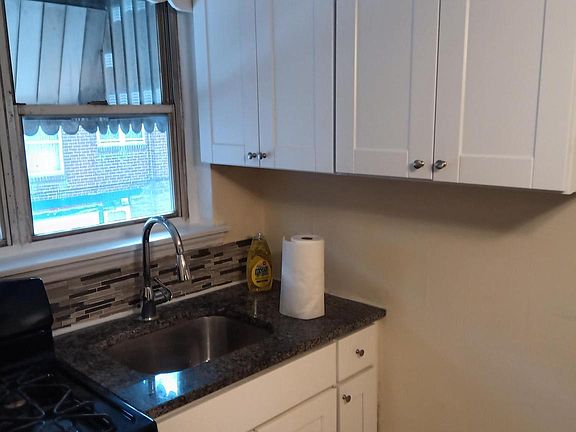 5th image of 636 E Carver St