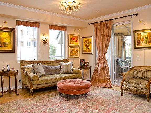 Living room to the balcony
