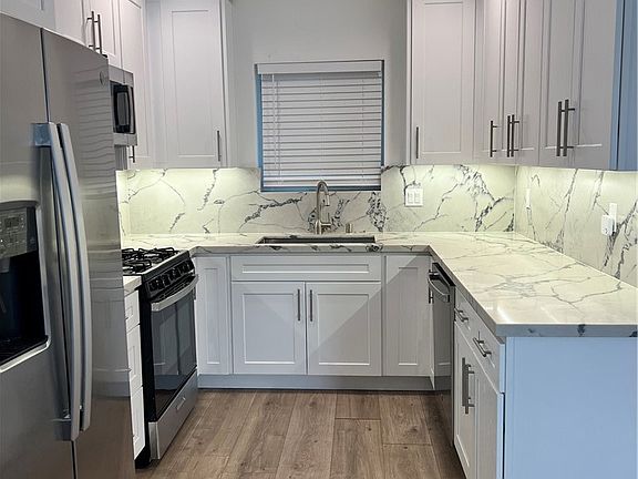 3rd image of 1298 N Dominion Ave