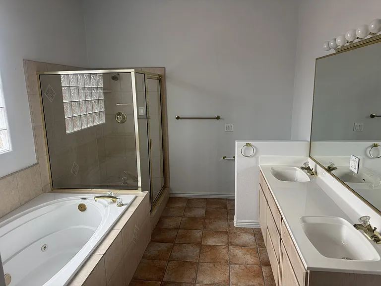 Primary suite with jetted tub & separate shower