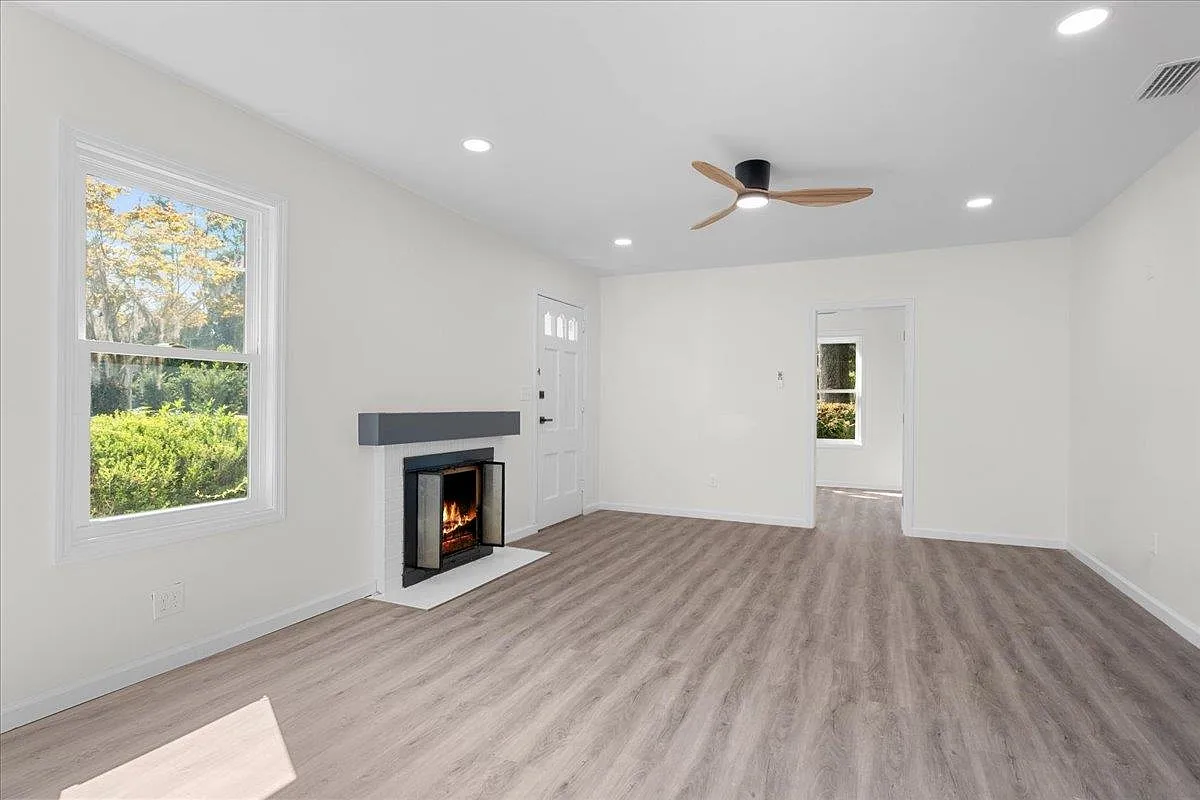 4 bed, 2.0 bath, 2210 sqft, $3,000 — Photo 4
