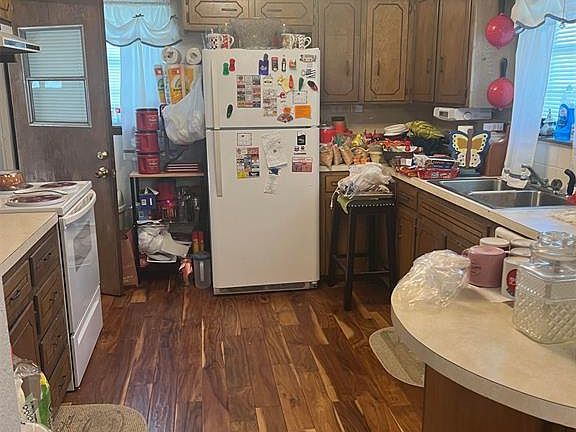 4th image of 1347 N Canyon St