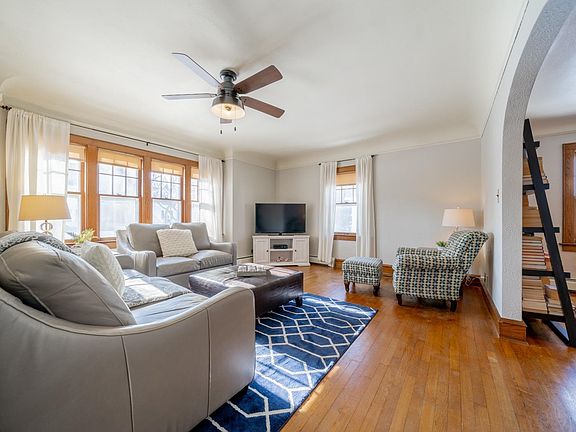 Spacious living room