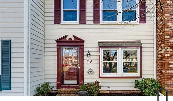 4 bed, 1922 sqft, $2,300 — Photo 2