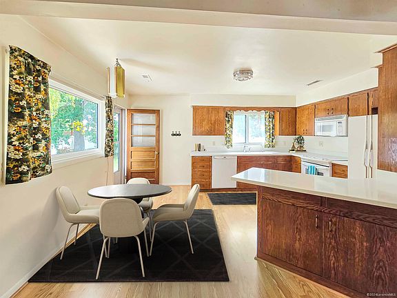 4th image of 1522 Park Ave