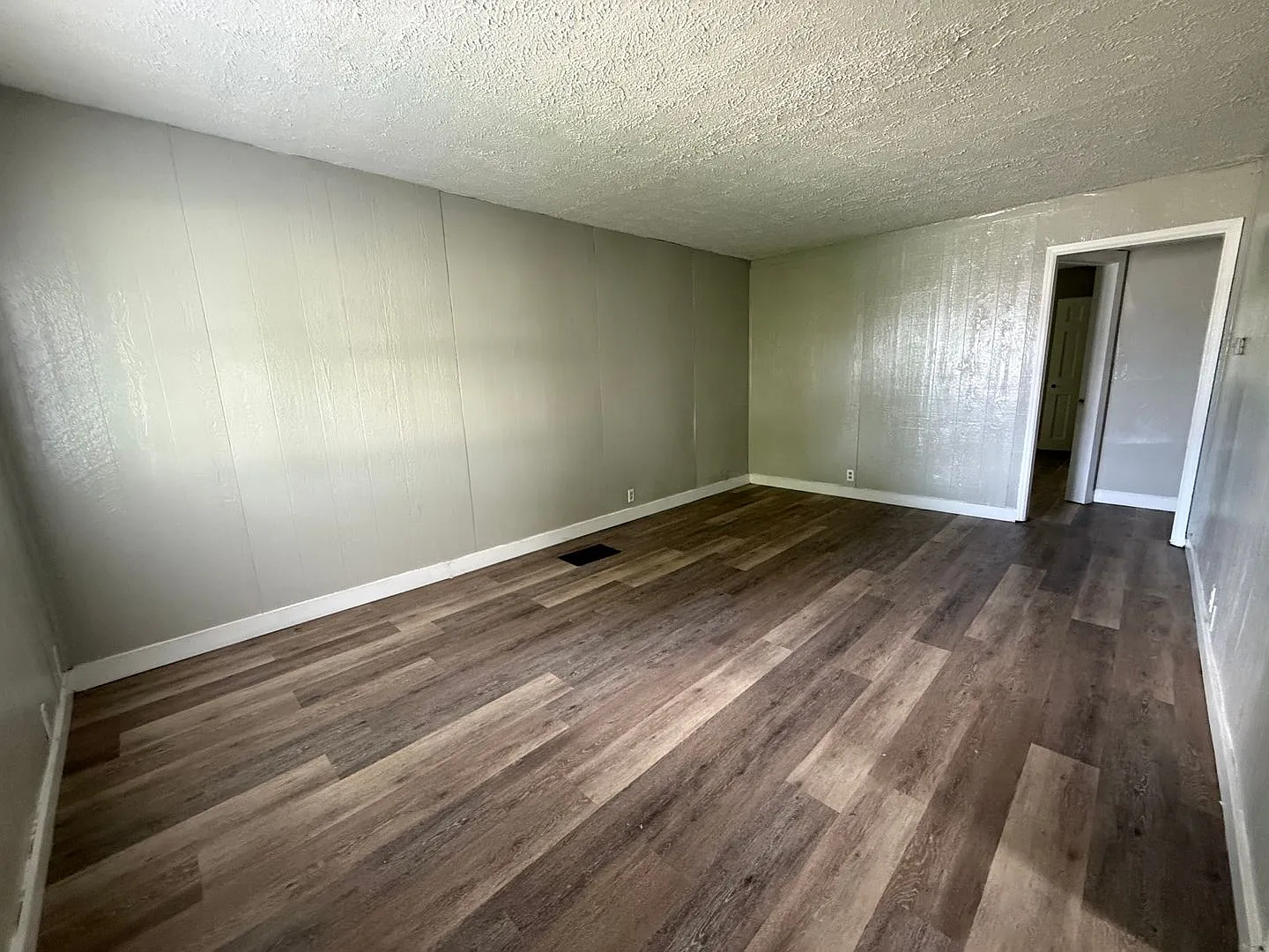 For Rent: 2204 S Vine St Cozy 3 Bedroom Home! — Photo 2