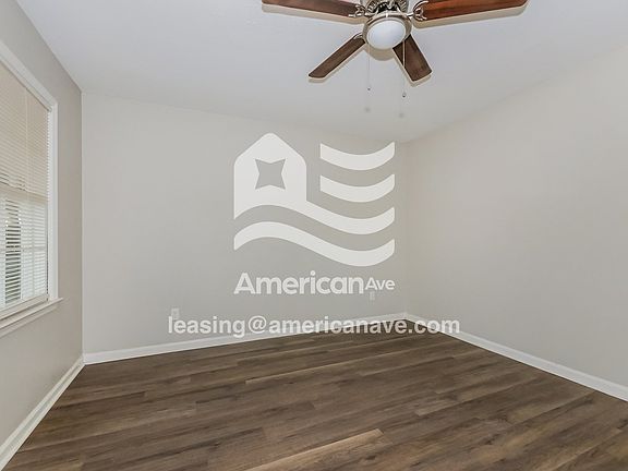 1457602_002_wm_-_living_room_13160782.jpg