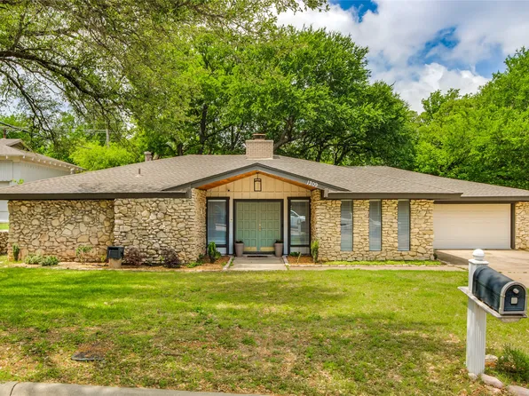 1209 Wade Dr, Bedford, TX 76022