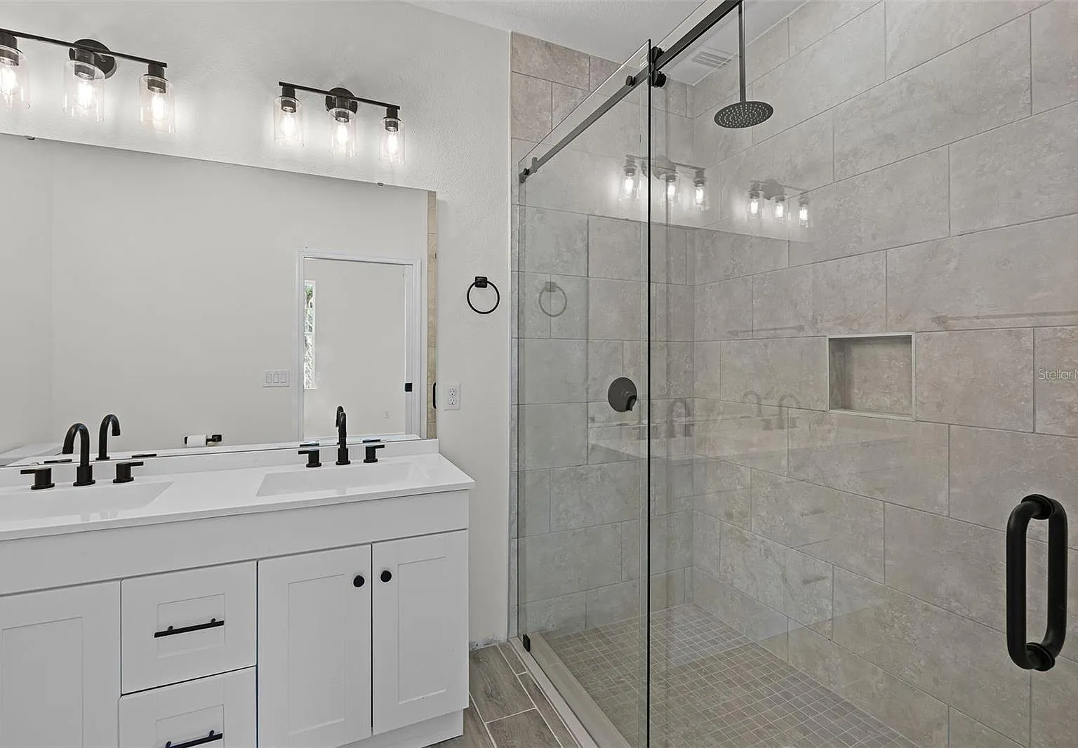 3 bed, 2490 sqft, $2,250 — Photo 4