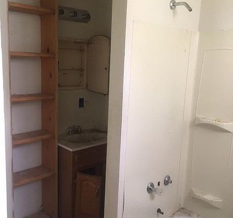 4th image of 209 W Schirmer St