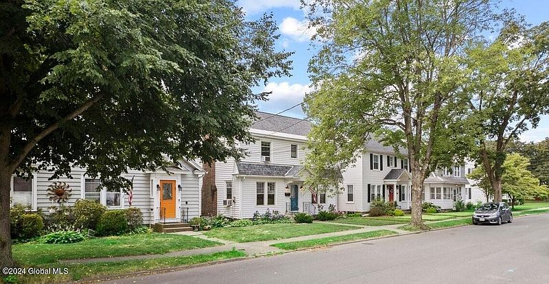 3rd image of 221 Alexander Avenue