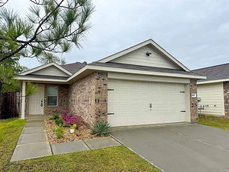 1411 Las Cuevas Dr — Photo 2