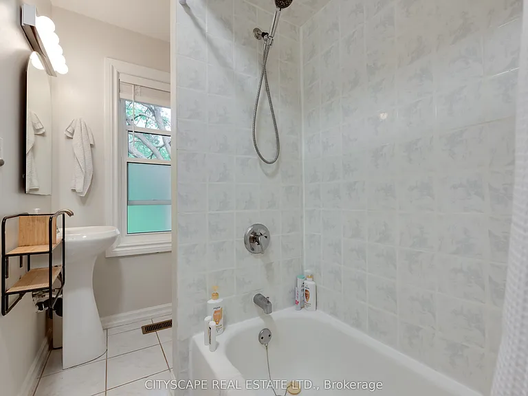 193 Coxwell Ave #UPPER — Photo 16